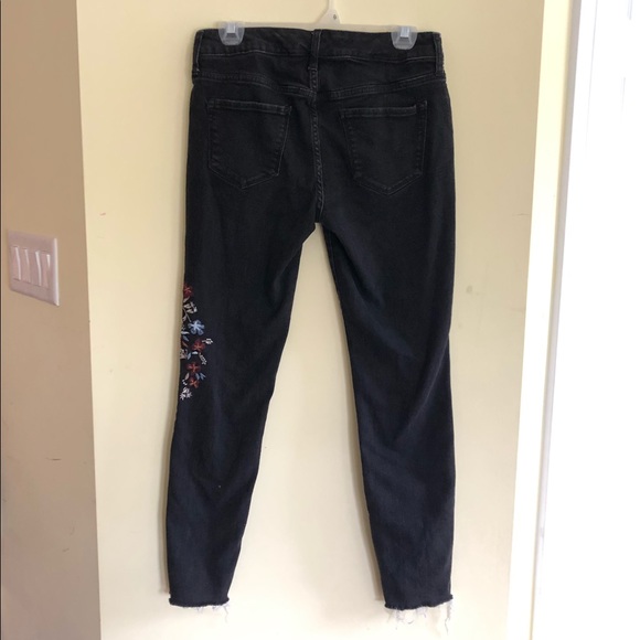 Flower-Embroidered Black Denim Jeans - Picture 5 of 7